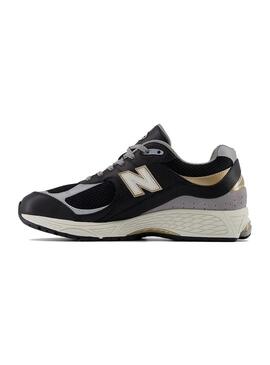 Zapatilla Hombre New Balance 2002R Negra Dorado